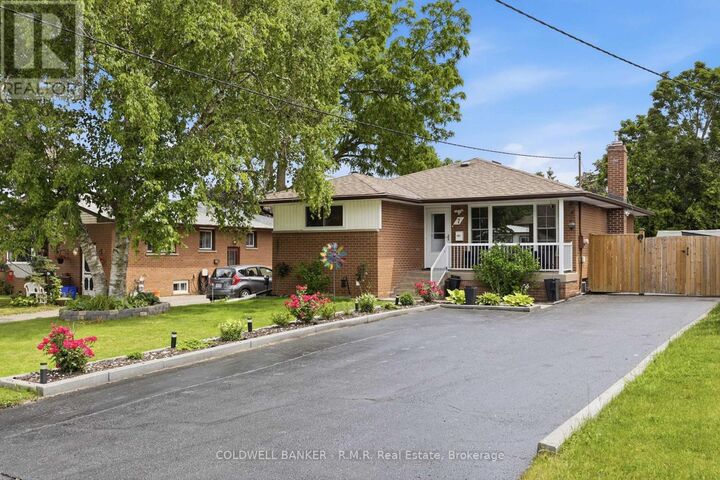 Property Photo: 7 Summerfield Court ON L1C 2E8