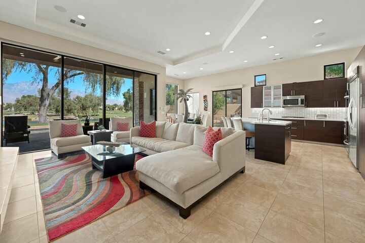 Property Photo: 33 Vía Las Flores CA 92270