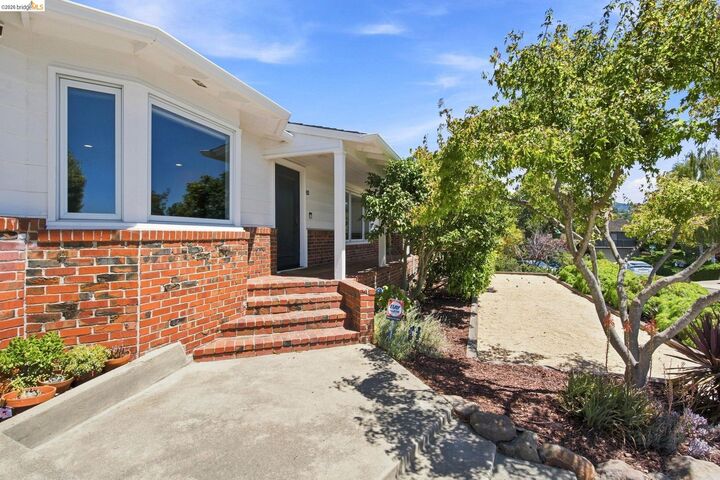 Property Photo: 26 Dudley Ct CA 94611