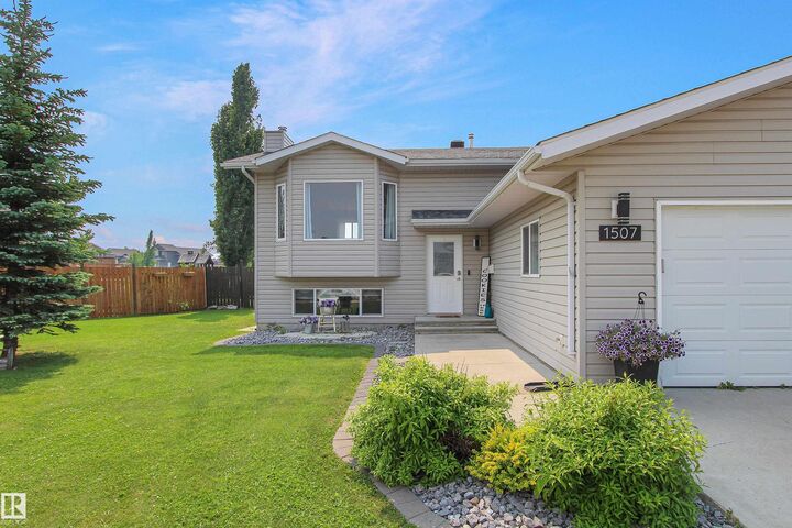 Property Photo:  1507 Lakeridge Close  AB T9M 1K9 