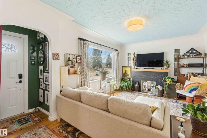 Property Photo:  6036 106 Street NW  AB T6H 2T7 