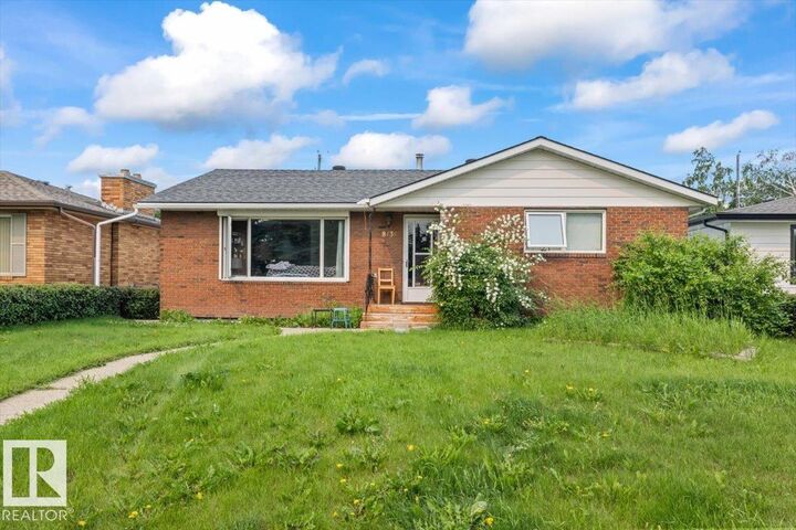 Property Photo:  8736 72 Street NW  AB T6B 1Y5 