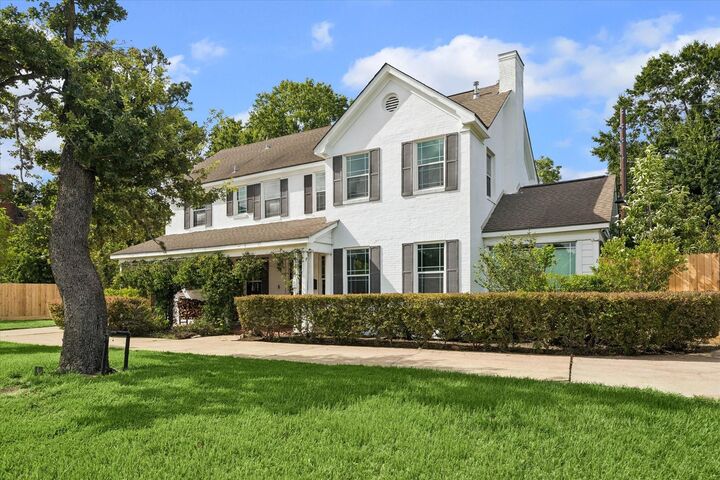 Property Photo: 3231 N Macgregor Way TX 77004