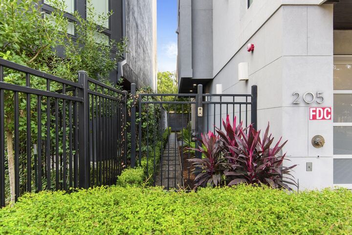 Property Photo:  205 Portland Street  TX 77006 