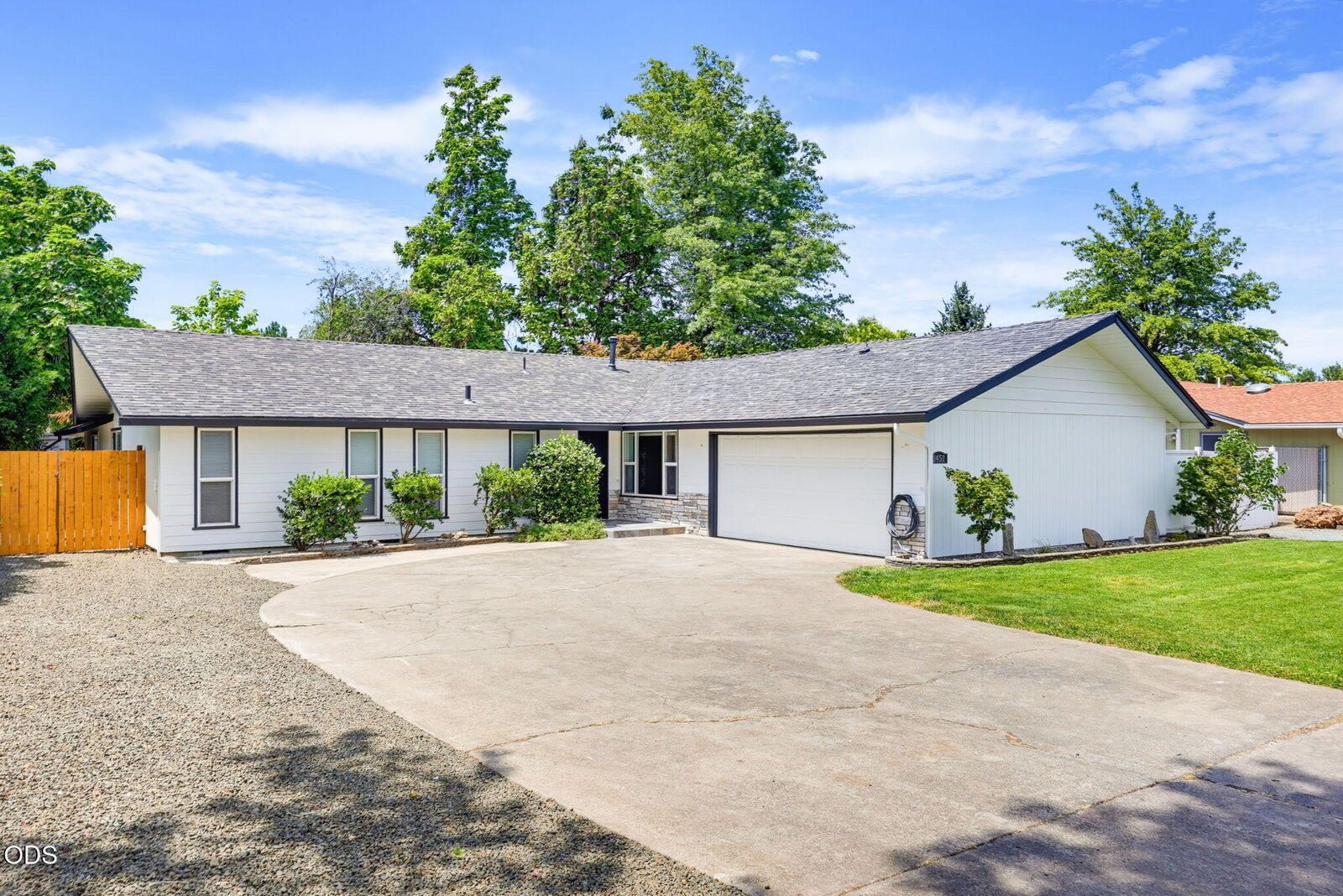 Property Photo: 1451 Bluebonnet Avenue OR 97504