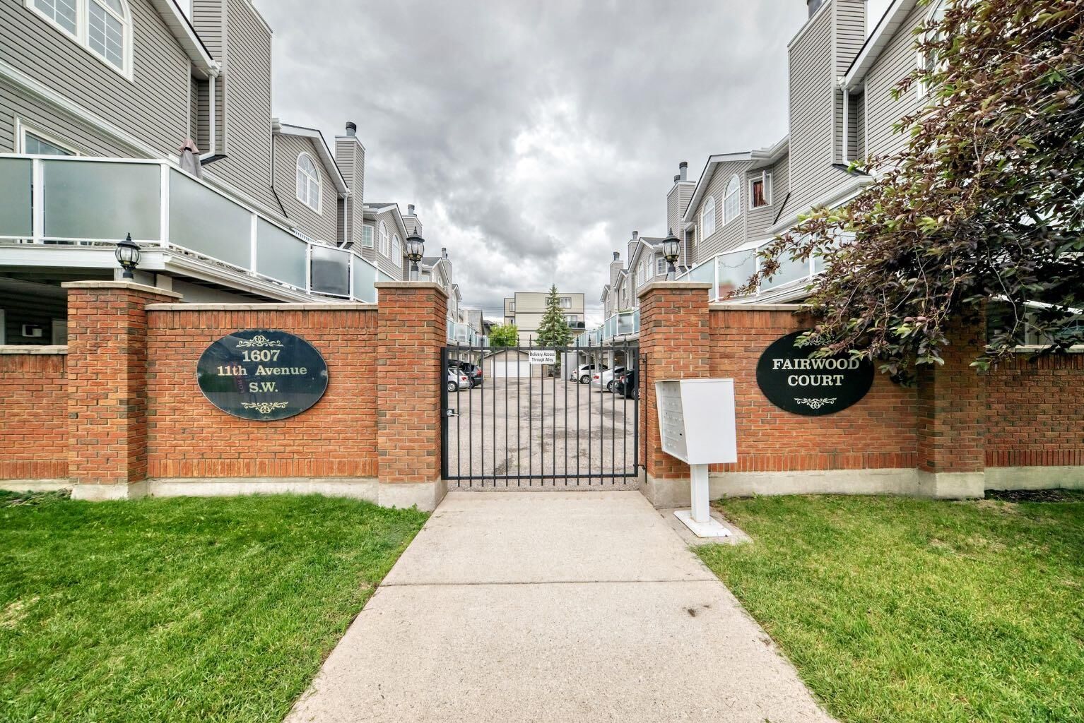 Property Photo: 1607 11 Avenue SW 102 AB T3C 0N3