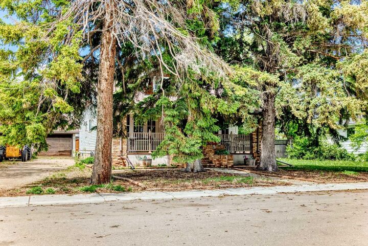 Property Photo: 122 2 Avenue E AB T0J 2R0