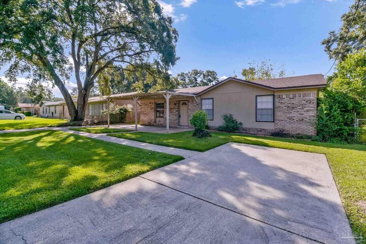 Property Photo: 3065 Woodbury Cir FL 32533