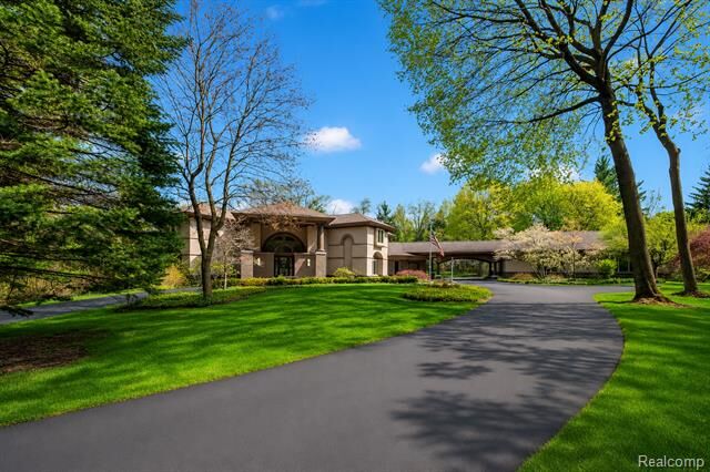Property Photo: 1800 Tiverton Road MI 48304