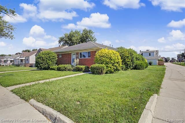 Property Photo:  1504 McLain Avenue  MI 48146 