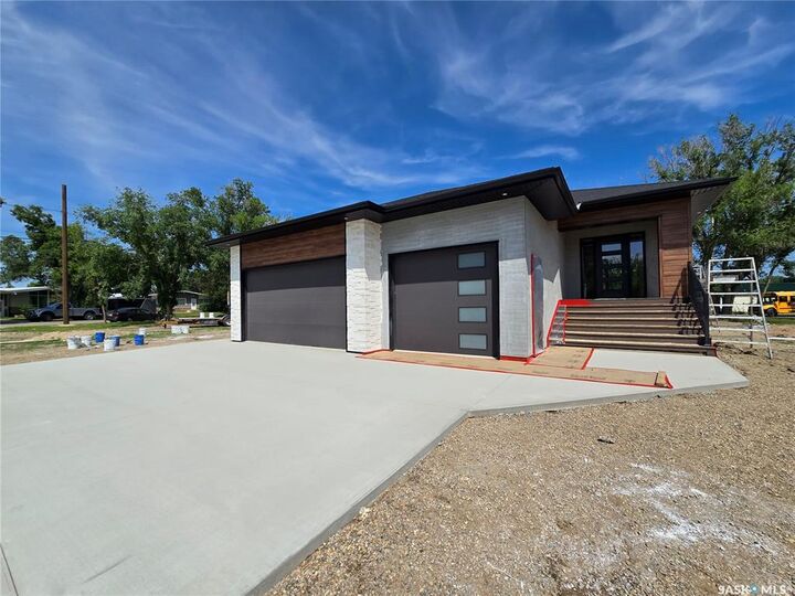 Property Photo: 44 Kenney Crescent SK S4H 1L3
