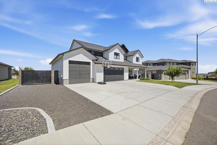 Property Photo:  534 Summerview Ln  WA 99352 