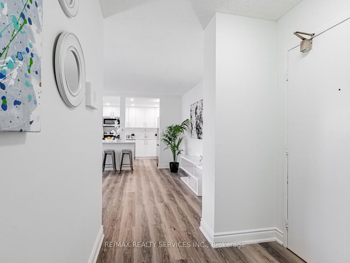 3590 Kaneff Crescent 1108 — photo 1