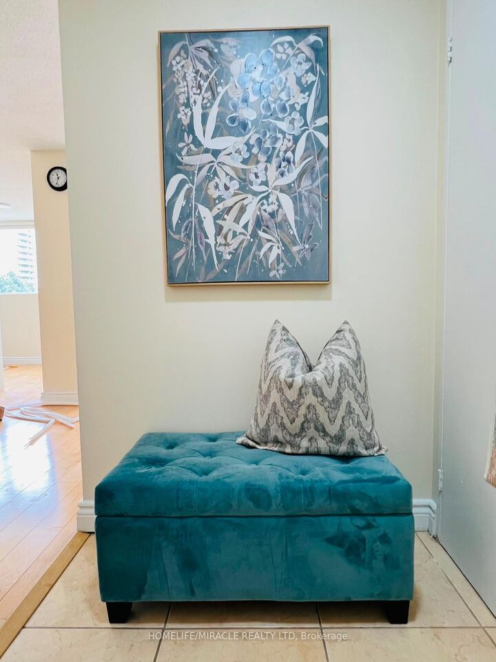 Property Photo:  3700 Kaneff Crescent N 202  ON L5A 4B8 