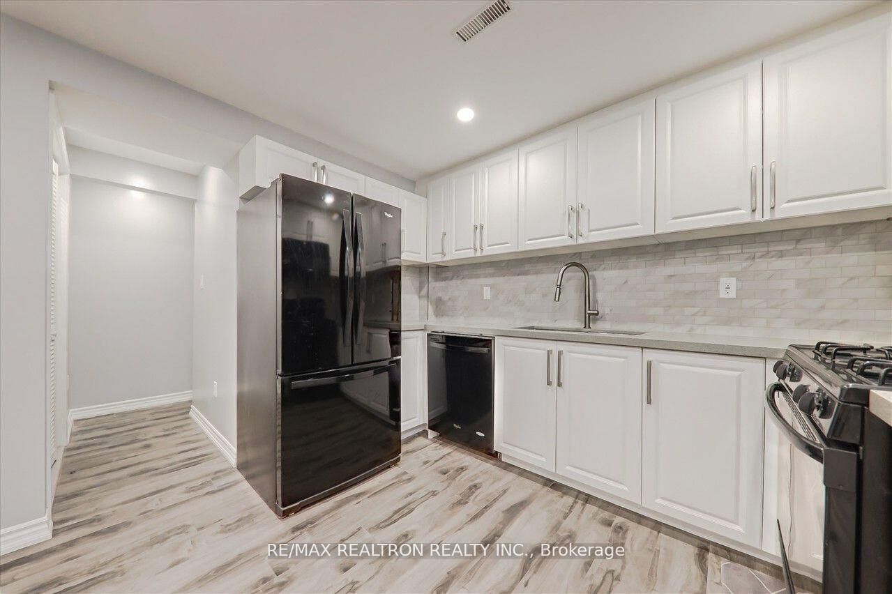 Photo de la propriété:  635 Beckworth Square Bsmt  ON L1V 3X3 
