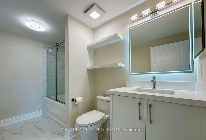 Property Photo: 3939 Duke Of York Boulevard 914 ON L5B 4N2