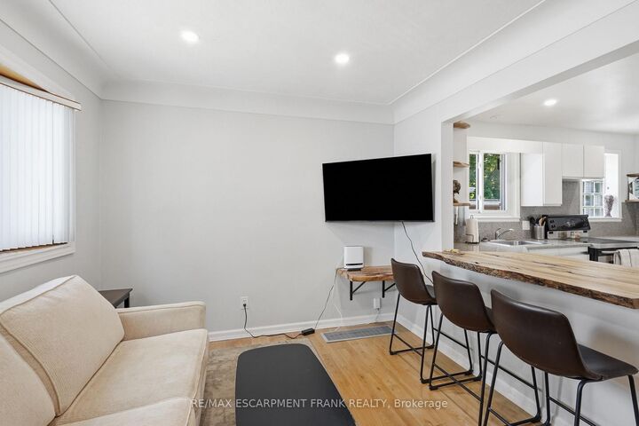 Property Photo:  95 East 18th Street 1  ON L9A 4N9 