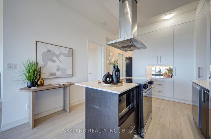 Property Photo:  165 Legion Road N 2528  ON M8Y 0B3 