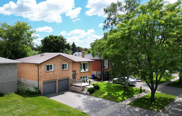 Property Photo: 39 Applewood Crescent ON L9L 1G7