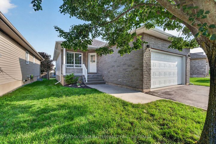 Property Photo:  192 Kildare Avenue W  ON K7N 0A4 