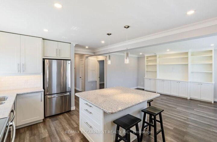 Property Photo:  1266 Royal Drive W Upper Unit  ON L7P 2G4 