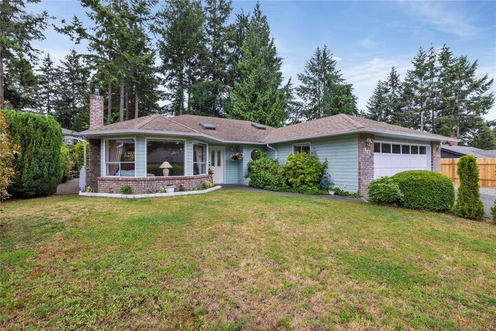 464 Quatsino Rd — photo 1