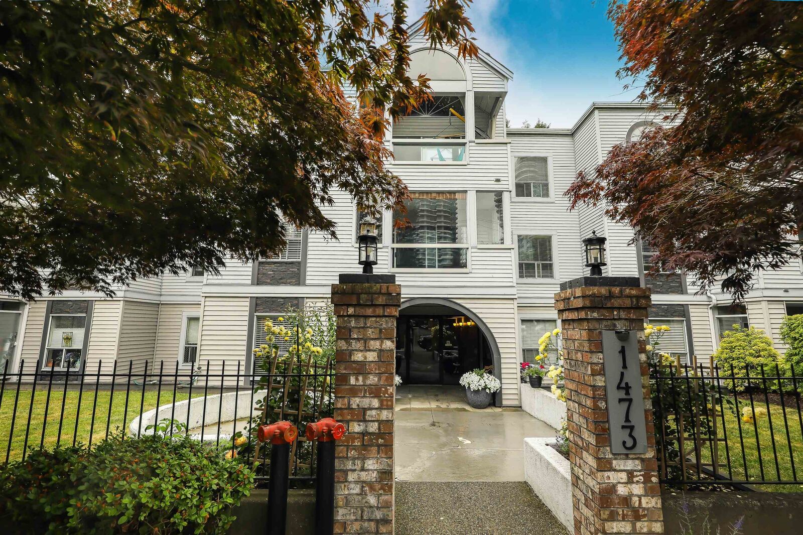 Property Photo: 1473 Blackwood Street 206 BC V4B 3V6