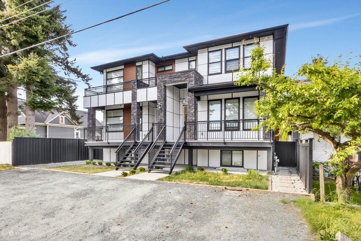 Property Photo:  33227 5 Avenue  BC V2V 1V9 