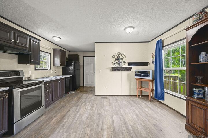 Property Photo: 8526 Pertuis Rd LA 70774