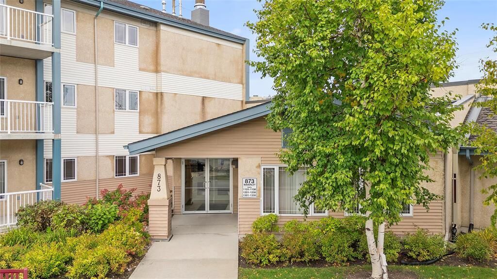 Property Photo: 873 Waverley Street MB R3T 6C3