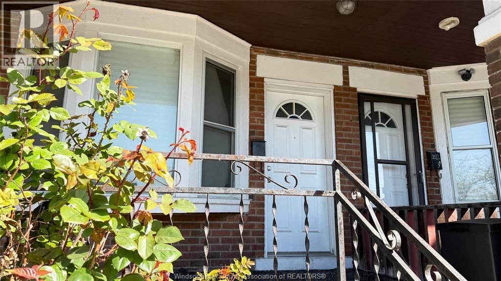 Property Photo: 1424 Wyandotte Street West ON N9B 1H4