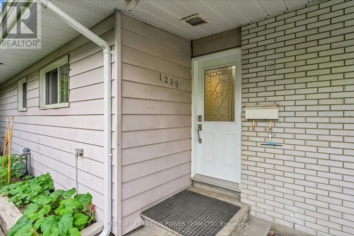 Property Photo: 1299 Meadowlands Drive East ON K2E 6K4