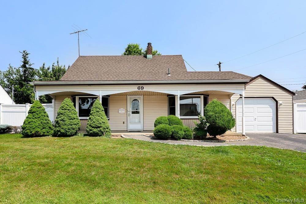 Property Photo:  69 Corncrib Lane  NY 11756 