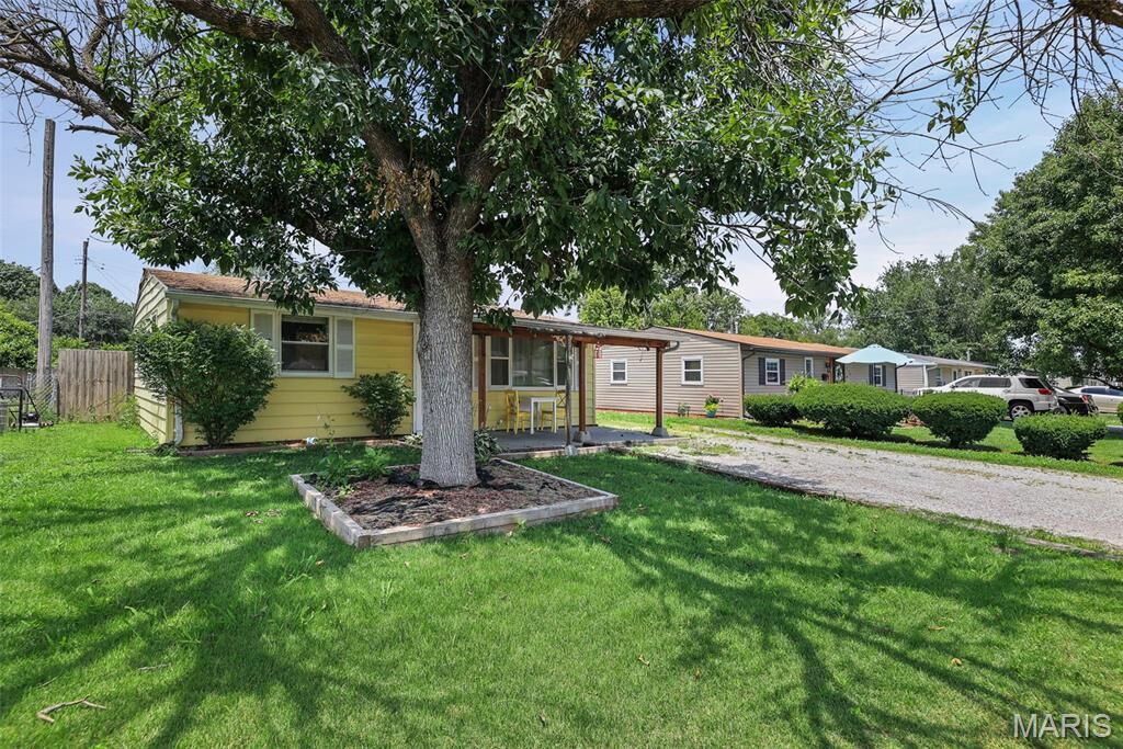 Property Photo:  221 Saint John Drive  IL 62206 
