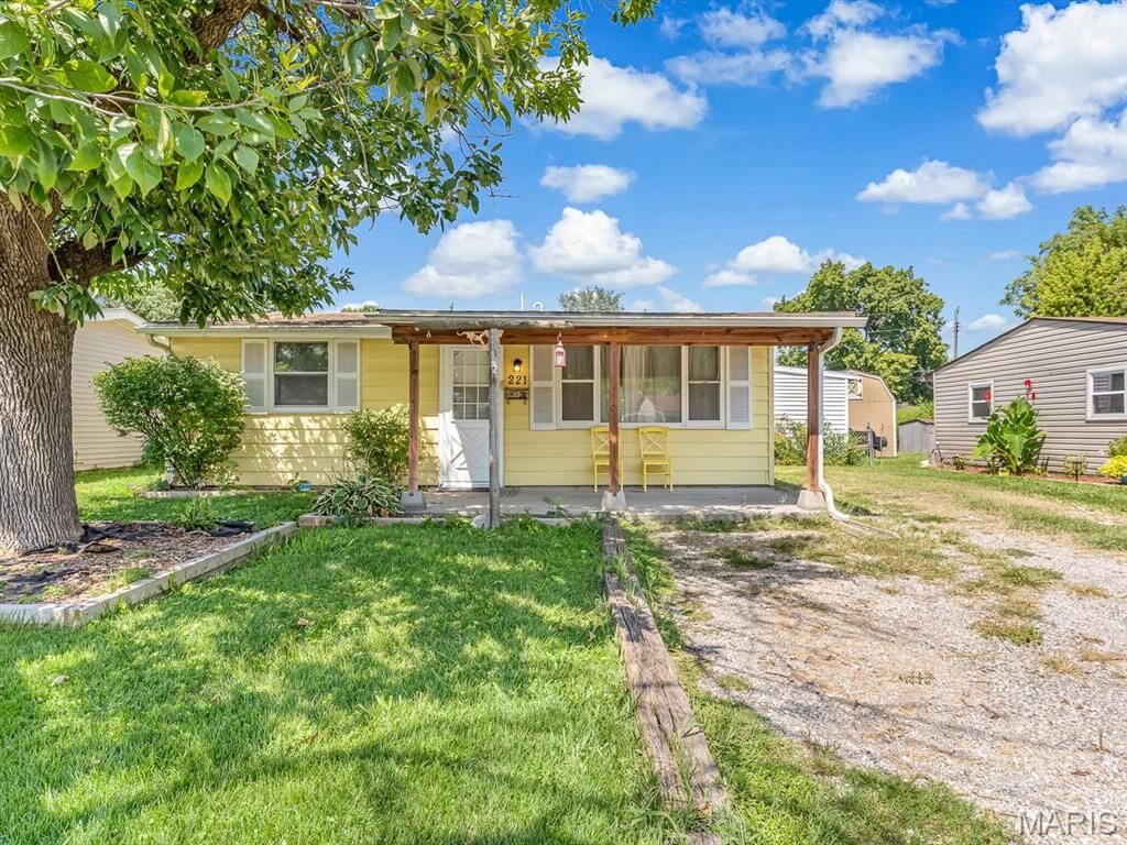 Property Photo: 221 Saint John Drive IL 62206