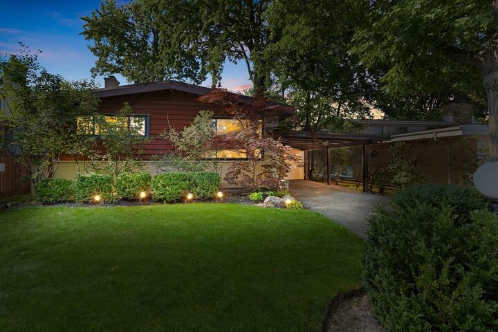 Property Photo:  