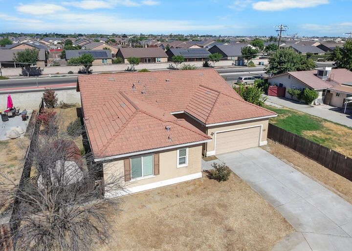 Property Photo: 1724 W Summer Blossom Way CA 93230
