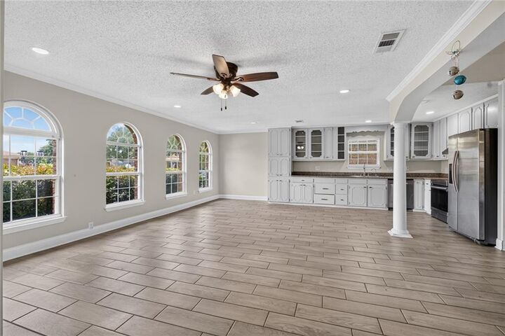 Property Photo:  977 E Lexington Avenue  LA 70056 