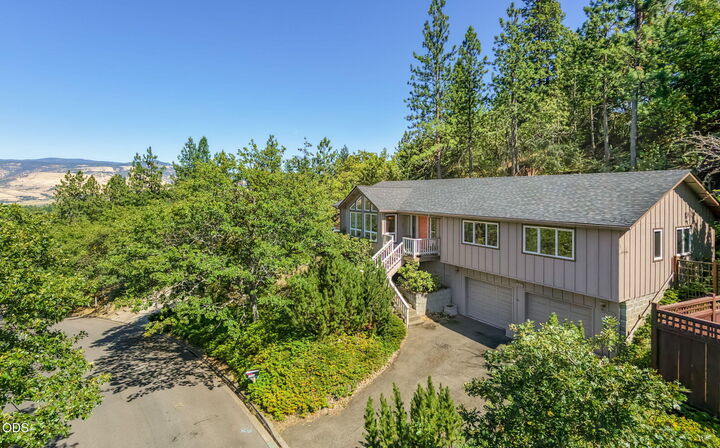 Property Photo: 1536 Pinecrest Terrace OR 97520