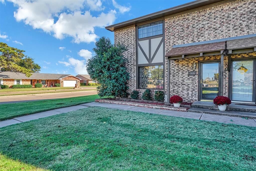 Property Photo:  1325 Canterbury Boulevard  OK 73521 