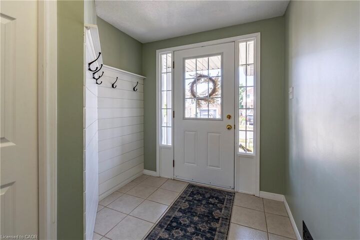 Property Photo: 26 Chantilly Street ON N2R 1V6