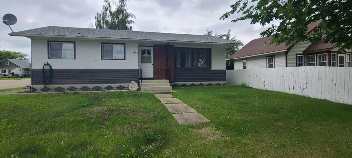 4820 53 Avenue — photo 1