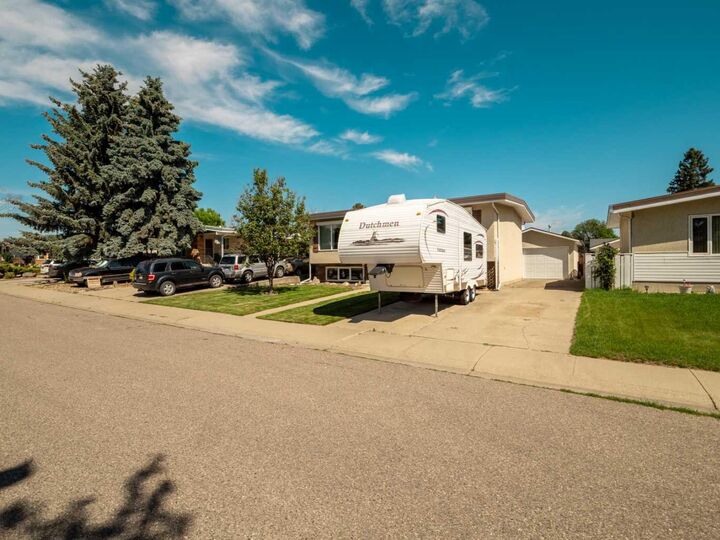 Property Photo: 2707 11 Avenue N AB T1H 1N5