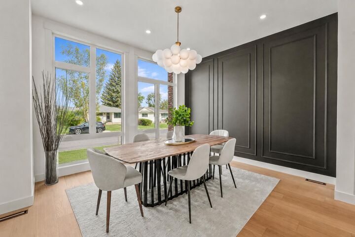 Property Photo:  2421 25 Avenue NW  AB T2M 2C6 