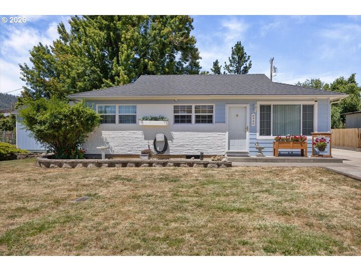Property Photo:  946 E 4th Ave  OR 97469 