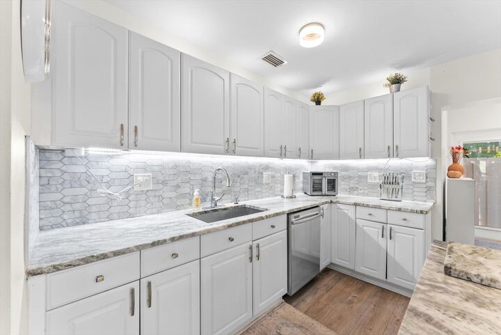 Property Photo:  636 NE 16th Court  FL 33305 