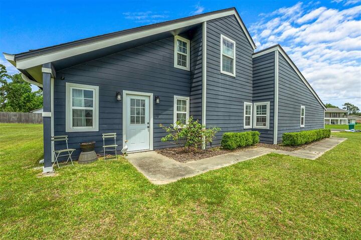 Property Photo:  111 E Park Manor E  LA 70611 