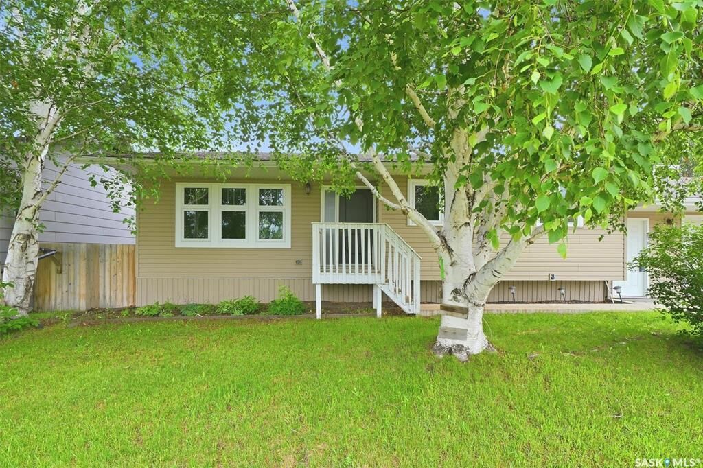Property Photo: 418 North Railway Street SK S0K 4S0