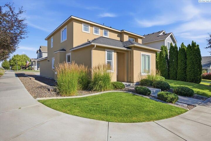 Property Photo: 2250 Daphne Ave WA 99352