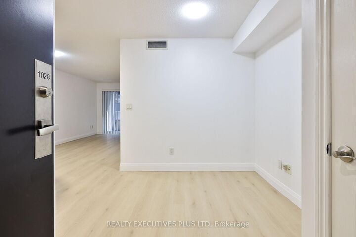 Property Photo: 250 Wellington Street W 1028 ON M5V 3P6